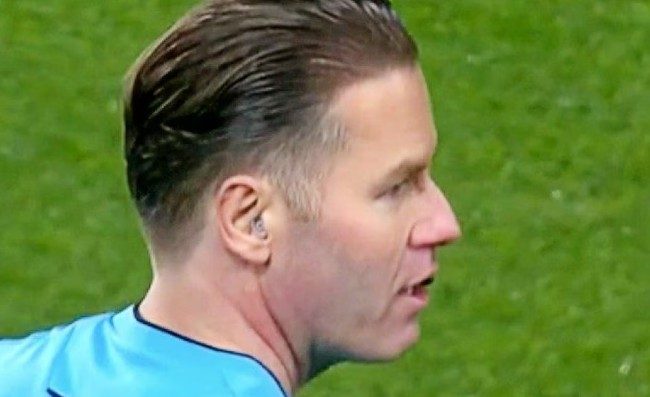 Lo strano oggetto nell’altro orecchio di Makkelie in Barcellona-Napoli: “La Uefa dovrebbe spiegare”