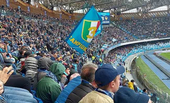 Napoli, tifosi scatenati: “C’è un solo calciatore degno di indossare la nostra maglia”