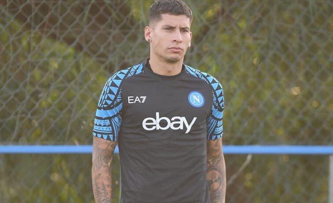 Olivera “vola” in allenamento: che salto del terzino del Napoli (FOTO)