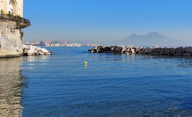 Pasqua e Pasquetta, che tempo farà a Napoli? Le previsioni meteo e l’ironia sui social