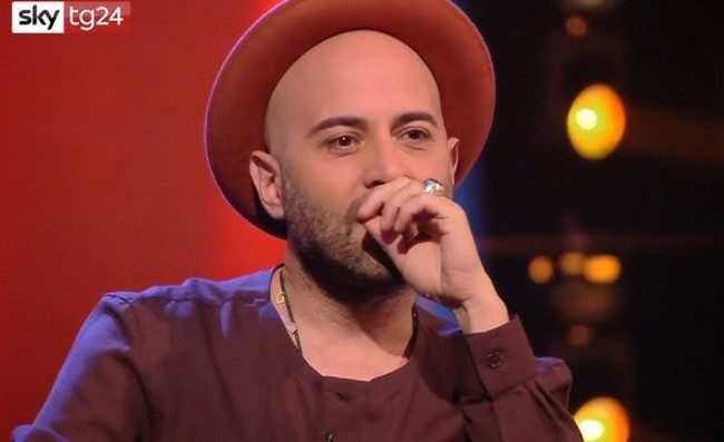 Sangiorgi: “Che sia Napoli, che sia vita”, poi canta “Quanno Chiove” di Pino Daniele (VIDEO)