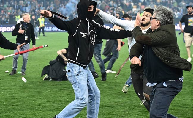 Scontri durante Padova-Catania, è guerriglia allo stadio: interviene la polizia (VIDEO)