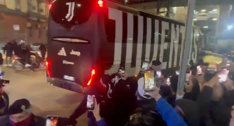 "Portatelo a Poggioreale", il coro dei tifosi del Napoli al pullman della Juve