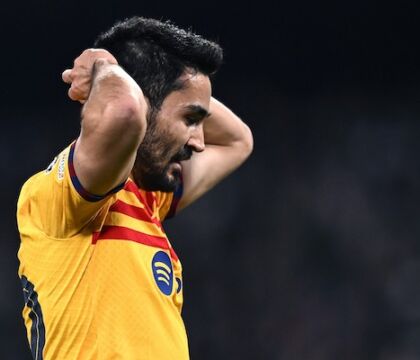 A Barcellona accettano il rosso, Gundogan critica Araujo: «Se non sei certo di prendere il pallone lascia stare»
