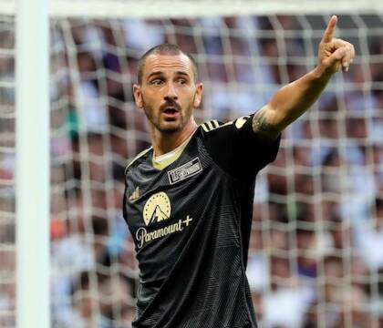 Bonucci entra per il rigore decisivo e sbaglia, i tifosi del Fenerbahçe: “Ma non avevi provato i rigori con CR7?”