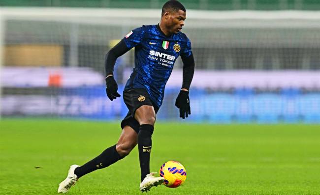 Festa Inter, Dumfries sventola striscione con Theo al guinzaglio: FIGC apre inchiesta (FOTO)