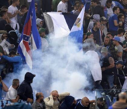 Germania, tre anni di prigione per un petardo allo stadio: il giudice è anche il Presidente della Federcalcio