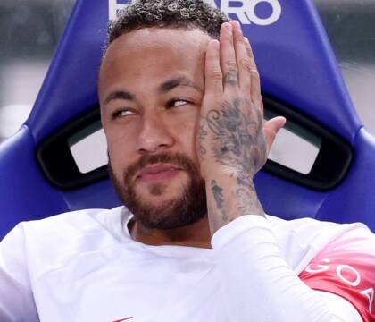 Il declino di Neymar al Psg: «A volte si presentava ubriaco agli allenamenti»
