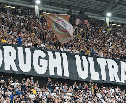 Juventus, striscioni ultras contro il Torino a Superga. Ziliani: “La demenza allo stato brado”