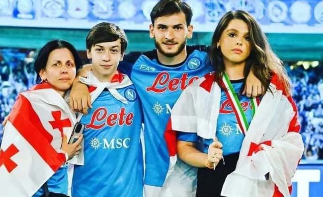 Kvaratskhelia, la moglie potrebbe far nascere il figlio a Napoli: clima migliore della Georgia