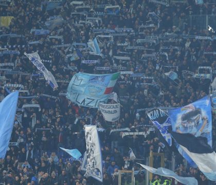 Lazio, la curva rischia la chiusura per i cori razzisti verso Lukaku e Abraham