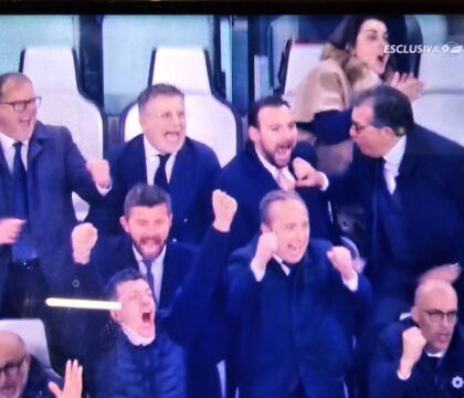 L’esultanza di Manna in tribuna dopo il raddoppio della Juve