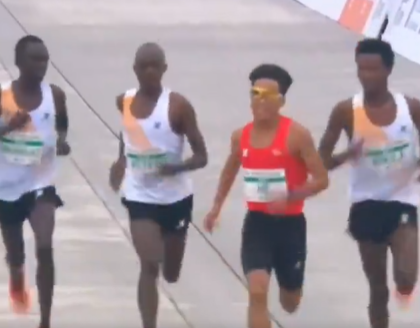L’imbroglio della mezza maratona di Pechino, così palese che pure il giornale di Stato lo denuncia (VIDEO)