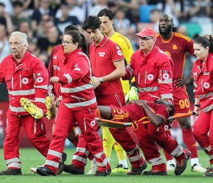 Ndicka, elettrocardiogramma preoccupante. Perciò è andato in ospedale, codice giallo (Sky Sport)
