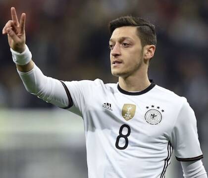 Ozil sul Barcellona: «Dovrebbero lamentarsi meno degli arbitri. Il Clasico ha perso appeal per colpa loro»
