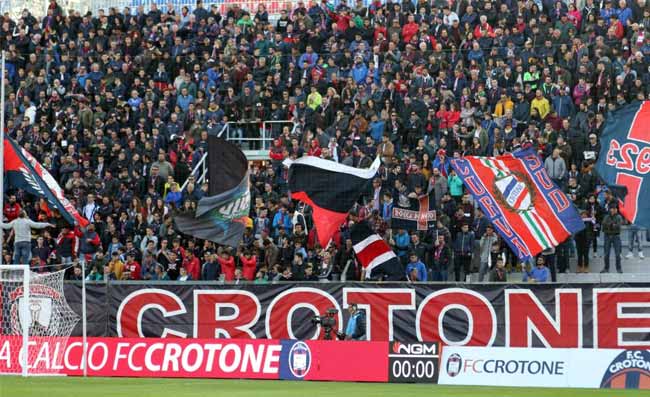 Quattro calciatori aggrediti in spiaggia dai tifosi, indaga la Digos