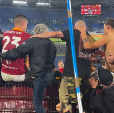 Roma-Lazio, Dybala e Mancini festeggiano con gli ultras fascisti di “Roma marcia ancora” (Video)