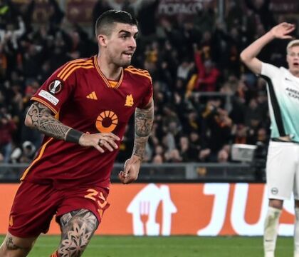 Roma, Mancini sventola la bandiera della Lazio con un topo sotto la Curva: è polemica