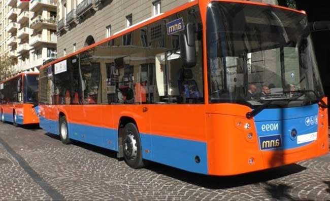 Tragedia a Napoli, uomo morto schiacciato da un autobus. Aveva 43 anni