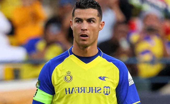 Follia Ronaldo in Arabia: furioso per l’espulsione, accenna un pugno all’arbitro (VIDEO)