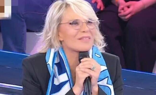 Maria De Filippi indossa la sciarpa del Napoli. Splendido siparietto ad “Amici”