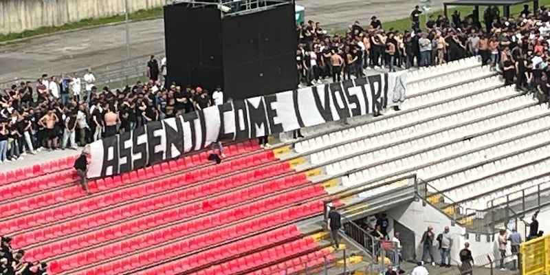 Monza, la protesta dei tifosi durante la partita con il Napoli: lo striscione è esplicito…
