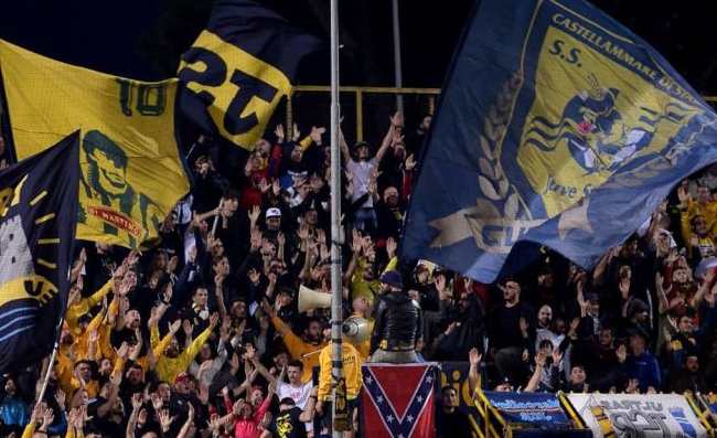 Napoli, i tifosi: “Forza Juve Stabia, ti vogliamo in Serie A”. Gli stabiesi rispondono