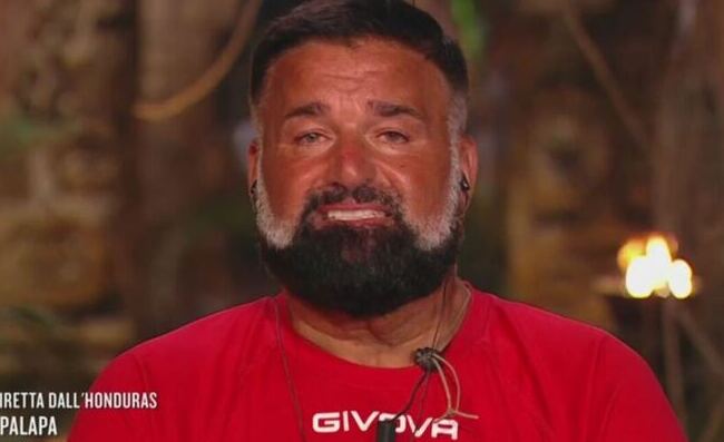 Peppe Di Napoli svela il vero motivo dell’addio a L’Isola dei Famosi: “Non riuscivo a dormire”