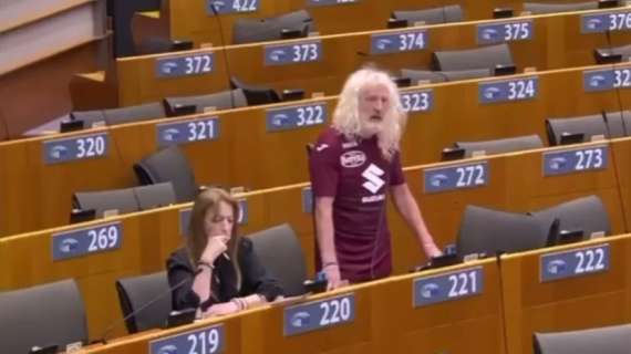 VIDEO – Incredibile al Parlamento Europeo, deputato in aula in maglia Toro: “Juve mer*a!”
