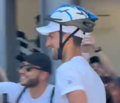 Djokovic ritorna al Foro Italico con il casco: «Oggi sono venuto preparato» (VIDEO)