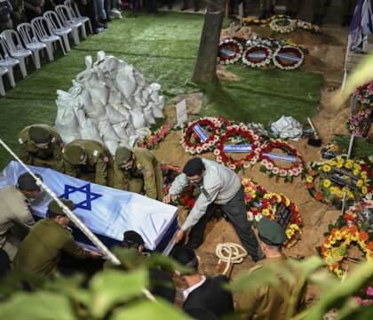 La strage degli sportivi a Gaza: 243 atleti uccisi dalle bombe, 161 calciatori (Guardian)