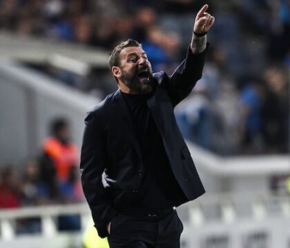 L’Atalanta bullizza la Roma. De Rossi rischia di finire con una mano avanti e una dietro