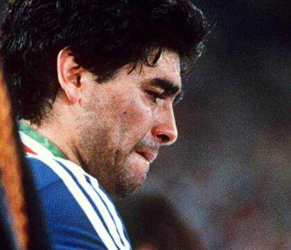 Maradona, ritrovato il Pallone d’Oro vinto nel 1986 e rubato tre anni dopo: sarà messo all’asta (L’Equipe)