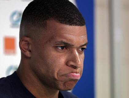 Mbappé infastidito da una domanda sul Real lascia l’intervista VIDEO
