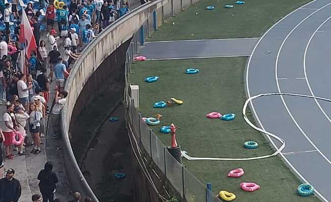 Napoli, gli ultras lanciano decine di salvagenti. Il motivo della curiosa protesta