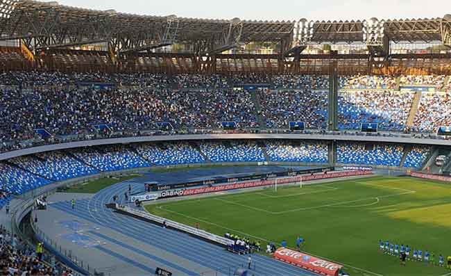 Protesta al Maradona, esposti striscioni con i risultati disastrosi di questa stagione (FOTO)