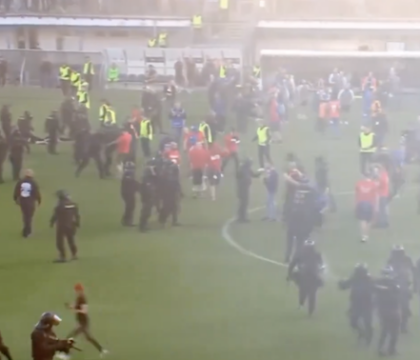 Scontri tra tifosi incappucciati in campo dopo la finale di Coppa della Rep.Ceca (VIDEO)