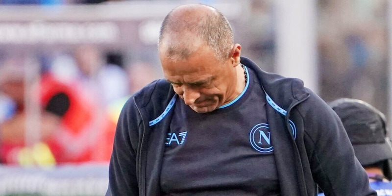 Calzona lascia l’allenamento per la febbre e non solo: le ultime dalla seduta del Napoli