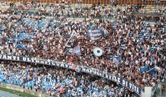 Contestazione Curva A con lancio di salvagente: “Vi auguriamo un’estate in un mare di m…”