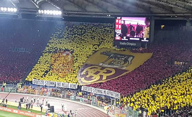 Roma-Bayer, striscione di protesta contro la Lega Serie A: “Antiromanisti Addestrati”