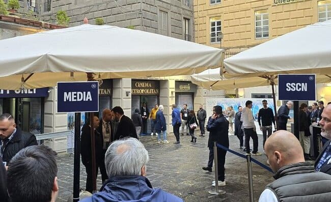 “Sarà lui il nuovo allenatore del Napoli”, una voce è serpeggiata ieri al Metropolitan