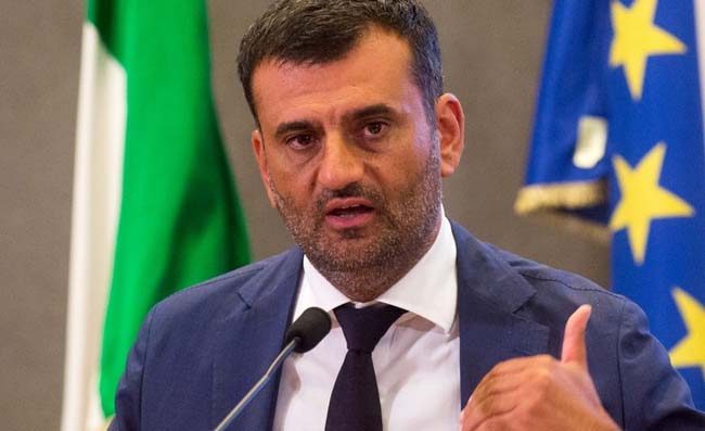 Sindaco Bari attacca De Laurentiis: “E’ lui o il suo imitatore Max Giusti? Preferiamo il fallimento”