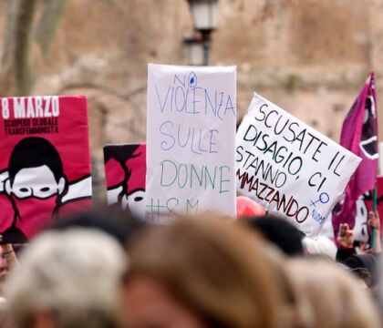 «Mia figlia violentata a 14 anni dall’allenatore di nuoto, lui mi disse “lei provocava”» (Il Messaggero)