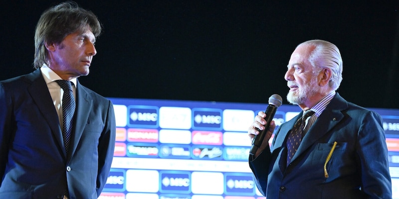 De Laurentiis e la stretta di mano a Conte: la battuta fa ridere tutti