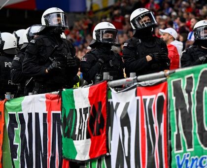 Euro 2024 promuove rispetto e uguaglianza ma l’Europa è spaccata da razzisti e estremisti di destra (Telegraph)