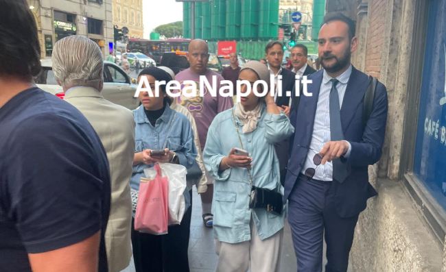 Conte e De Laurentiis, cena in un noto ristorante al centro di Roma. Il tecnico in t-shirt nera, c’è anche Manna