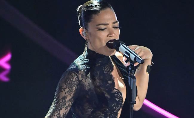 Elodie, attimi di gelo al concerto di Gigi D’Alessio: è successo nei camerini, poi le risate