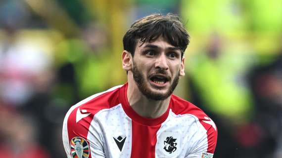 Kvaratskhelia non si sbilancia sul futuro a Napoli: “Concentrato solo sul presente, deciderò dopo l’Europeo”