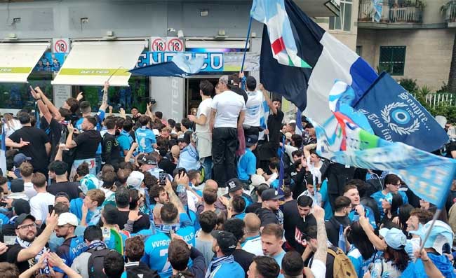 La notizia tanto attesa dai napoletani è in arrivo, ironia feroce del web: “Per Conte ultima sera da…”