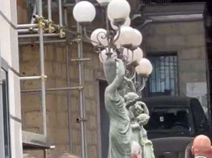 Sky – Conte lascia l’hotel e si dirige a Castel Volturno per conoscere le strutture